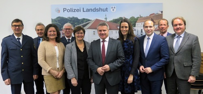 Zusammen mit dem Bundestagsabgeordneten Florian Oßner und weiteren Politikern der Region
besuchte Helmut Radlmeier die Landshuter Polizeiinspektion. (Foto: LRA LA)