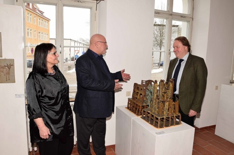Schulleiterin Annette Ody und Konrektor Rudolph Schepp zeigten dem Landshuter Landtagsabgeordneten Helmut Radlmeier aktuelle Ausstellungsstücke der Landshuter Keramikschule.