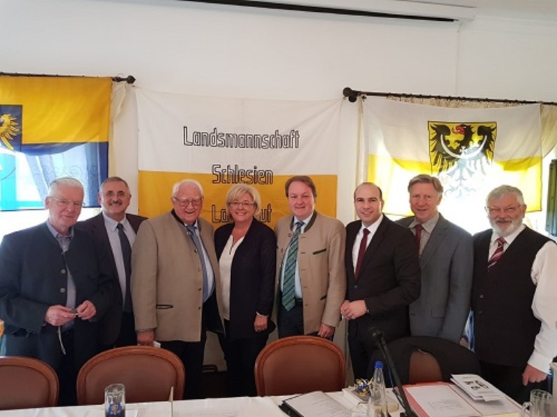 Die Landesdelegiertenversammlung der Landsmannschaft Schlesien
fand in diesem Jahr in Landshut statt. Neben den örtlichen
CSU-Vertretern konnte die Landsmannschaft auch die Beauftragte
der Bayerischen Staatsregierung für Aussiedler und Vertriebene
Sylvia Stierstorfer begrüßen.