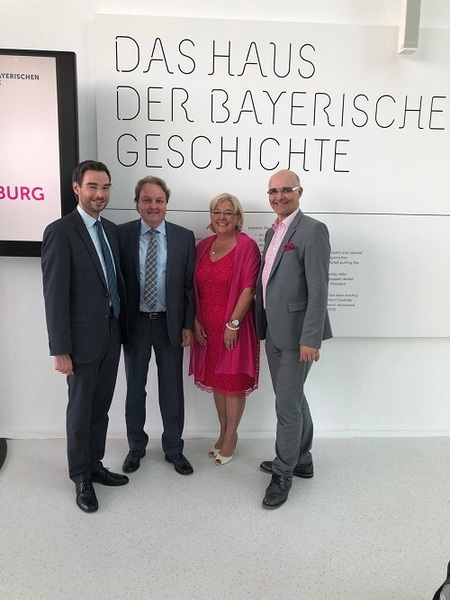 Feierlich eröffnet wurde das neue Haus der Bayerischen Geschichte
in Regensburg. Zusammen mit seinen Kollegen nahm Helmut Radlmeier
als Beirat an der Eröffnung teil.