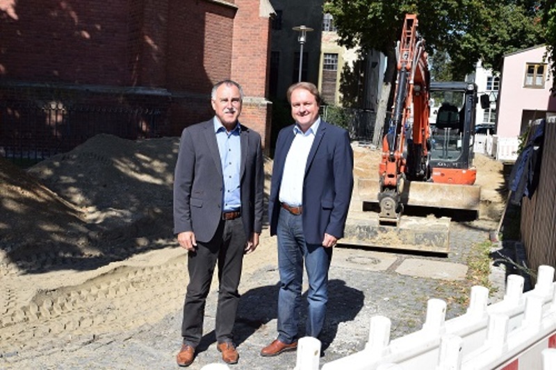 Nicht nur die Neugestaltung von Pfeffenhausens Ortsmitte war Thema beim Besuch des Landtagsabgeordneten Helmut Radlmeier (r.) bei Bürgermeister Karl Scharf.