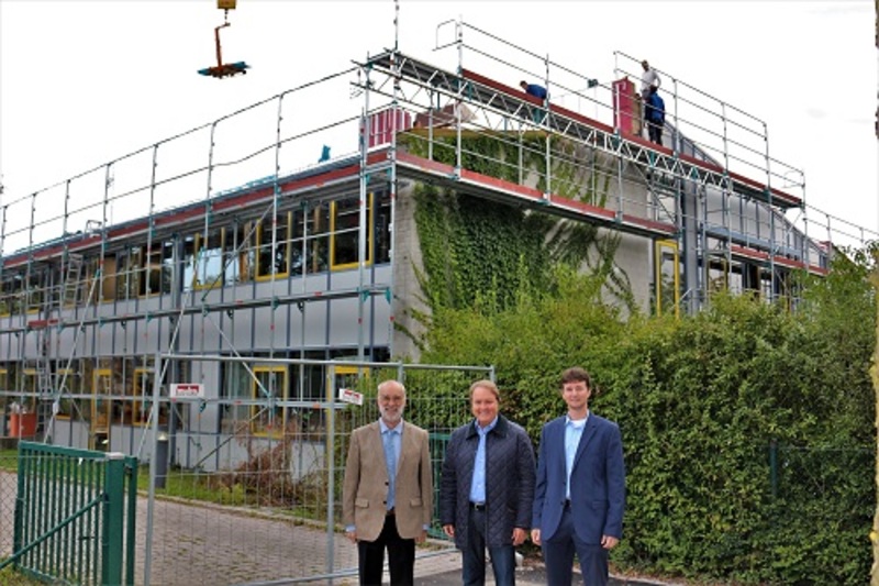 Gemeinderat und CSU-Ortsvorsitzender Bernhard Jauck (r.) und Bürgermeister Wilhelm Hutzenthaler zeigten dem Landtagsabgeordneten Helmut Radlmeier (m.) den Baufortschritt beim Schuldach in Gündlkofen.