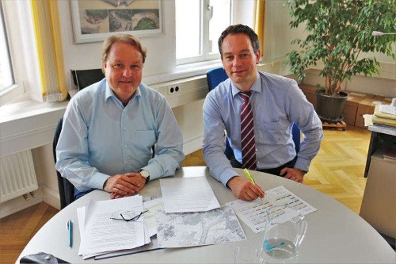 Landtagsabgeordneter Helmut Radlmeier (l.) und der Leiter des Wasserwirtschaftsamtes Landshut, Constantin Sadgorski, sprachen über aktuelle Hochwasserschutzprojekte.