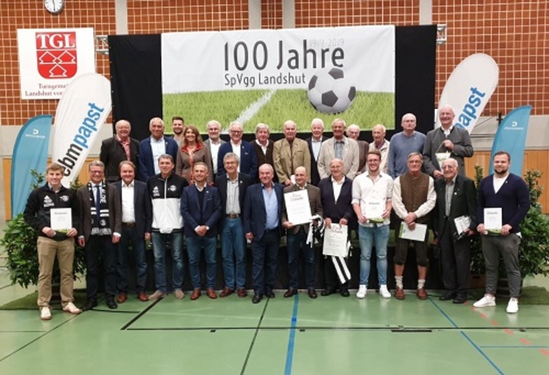 100 Jahre Spielvereinigung Landshut wurden kräftig gefeiert. Neben einem Spiel gegen den FC Nürnberg und einem Benefiz-Fußballturnier, organisiert vom stv. Spiele-Vorsitzenden Helmut Radlmeier, wurden auch langjährige Mitglieder geehrt.