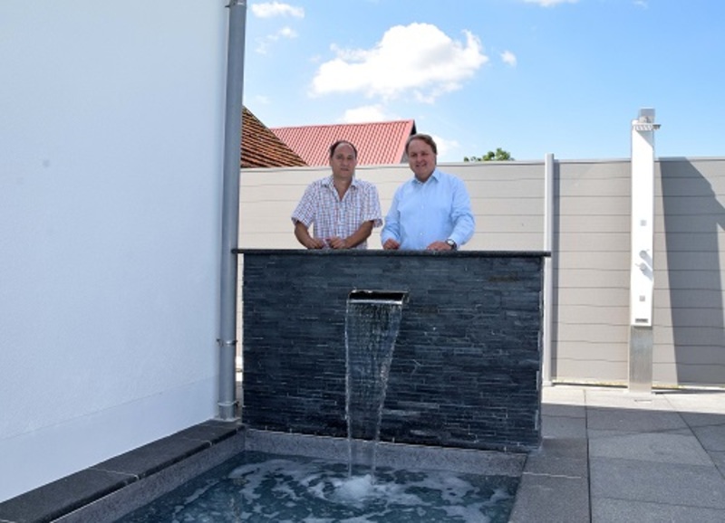 Der regelmäßige Austausch mit Mittelständlern der Region führte Helmut Radlmeier nach Ramersdorf bei Rottenburg zur Firma Hitl. Stefan Hitl vertreibt von dort aus erfolgreich Schwimmbäder und Saunen
