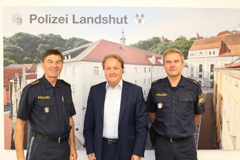 Helmut Radlmeier (m.) tauschte sich mit Inspektionsleiter Helmut Eibensteiner(l.) und dessen Stellvertreter Rainer Kroschwald über die aktuellen Einsatzschwerpunkte der Landshuter Polizei aus.