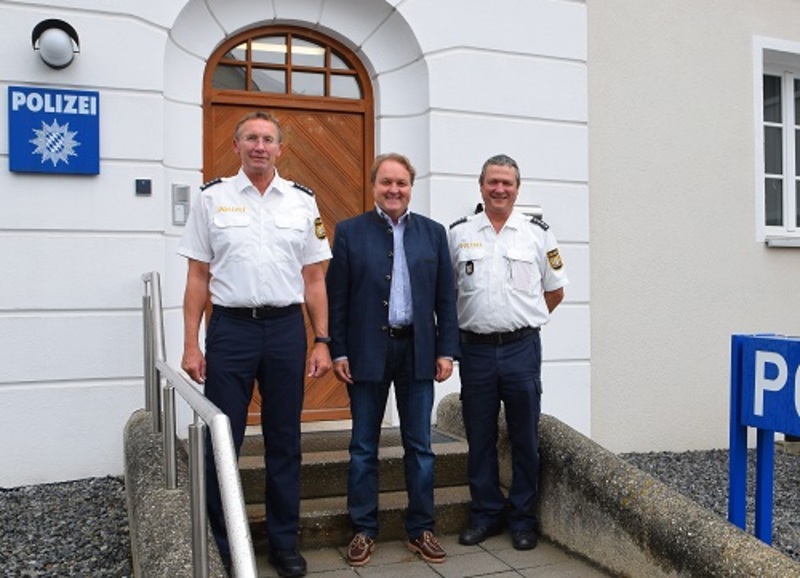 Inspektionsleiter Bernhard Walter (l.) und sein Stellvertreter Ernst Ganslmeier (r.) informierten den Landtagsabgeordneten Helmut Radlmeier über die Sicherheitslage im nördlichen Landkreis.