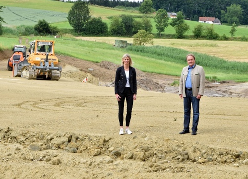 Die Bucher Bürgermeisterin Elisabeth Winklmaier-Wenzl und Helmut Radlmeier vor dem im Bau befindlichen Hochwasserrückhaltebecken „Am Hartbeckerforst“.