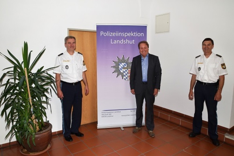Helmut Radlmeier sprach mit Inspektionsleiter Helmut Eibensteiner
(r.) und dessen Stellvertreter Rainer Kroschwald.