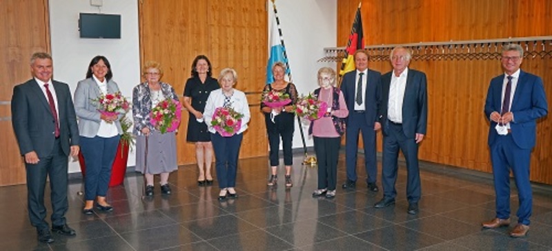 Sechs Landkreisbürger wurden
im Beisein von Staatsminister
Bernd Sibler für ihren ehrenamtlichen
Einsatz geehrt.
Foto: Landratsamt