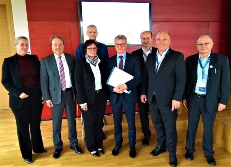 Nicht nur bei Wissenschaftsminister
Bernd Sibler (4.v.r.) warben die
Landtagsabgeordneten Dr. Petra Loibl (3.v.l.)und Helmut Radlmeier
(2.v.l.) sowie die Vertreter
von HyBayern für die Wasserstoff-Modellregion Landshut.