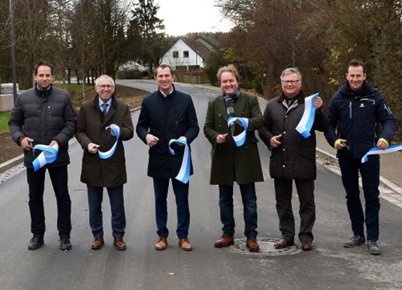 Das Staatliche Bauamt Landshut hat in den vergangenen Monaten
die Staatsstraße 2330 von nördlich Vatersdorf bis zur Landkreisgrenze
umfassend saniert. Die sanierte Straße wurde feierlich eröffnet.