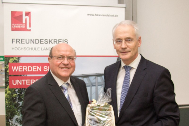 „Für die vergangenen neun Jahre wollen wir vom Freundeskreis Danke
sagen“, so der Vorsitzende des Freundeskreises der Hochschule
Landshut, Ludwig Zellner, bei der Verabschiedung des Hochschulpräsidenten
Prof. Dr. Karl Stoffel. Gemeinsam blickte man auf die erfolgreiche
Zusammenarbeit zurück.