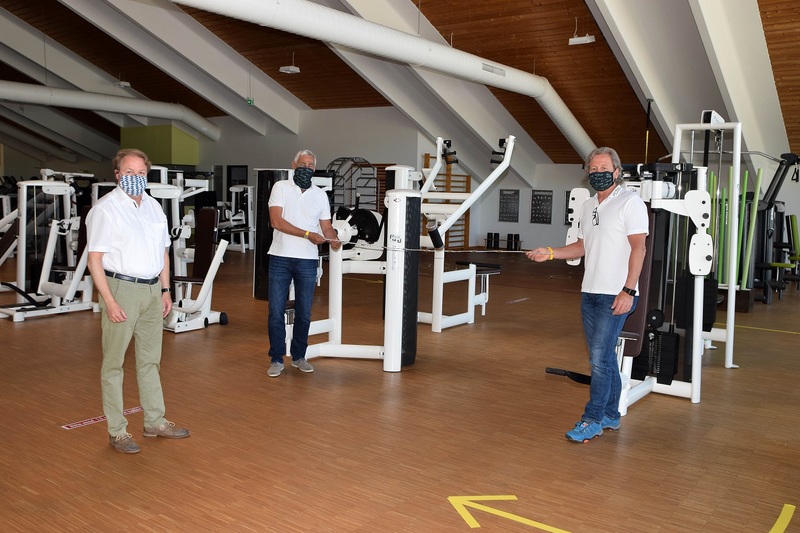 Im Fitplus in Landshut konnten die Betreiber Uwe Eibel und Sepp
Geltinger den Abgeordneten Radlmeier überzeugen, dass man Fitnessstudios
unter Einhaltung der Hygieneregeln wieder eröffnen
könnte.