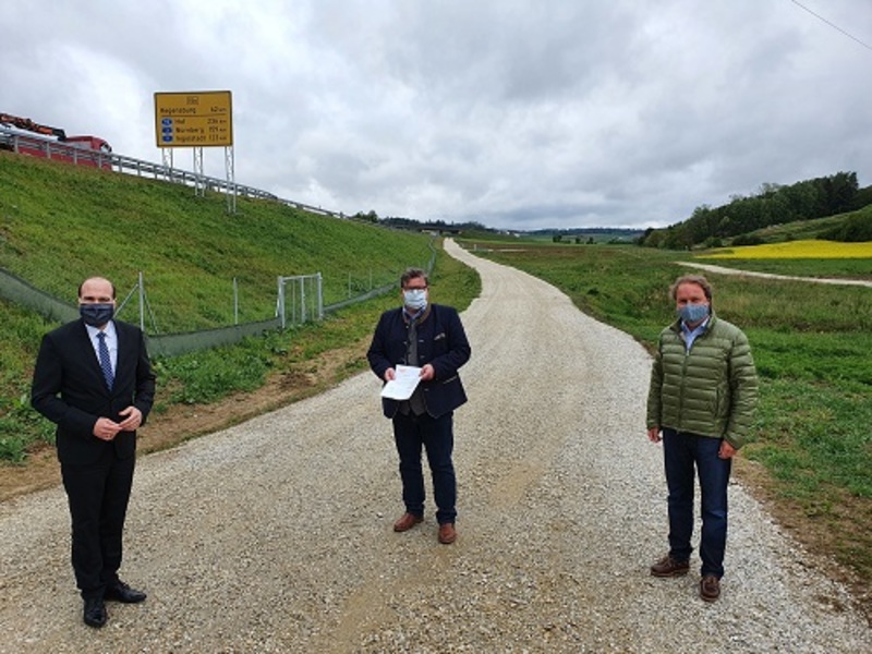 Sehr zur Freude von Bürgermeister Dieter Neubauer soll
nach Einsatz der Abgeordneten Florian Oßner (l.) und Helmut
Radlmeier (r.) der Kiesweg entlang der B 15neu asphaltiert
werden.