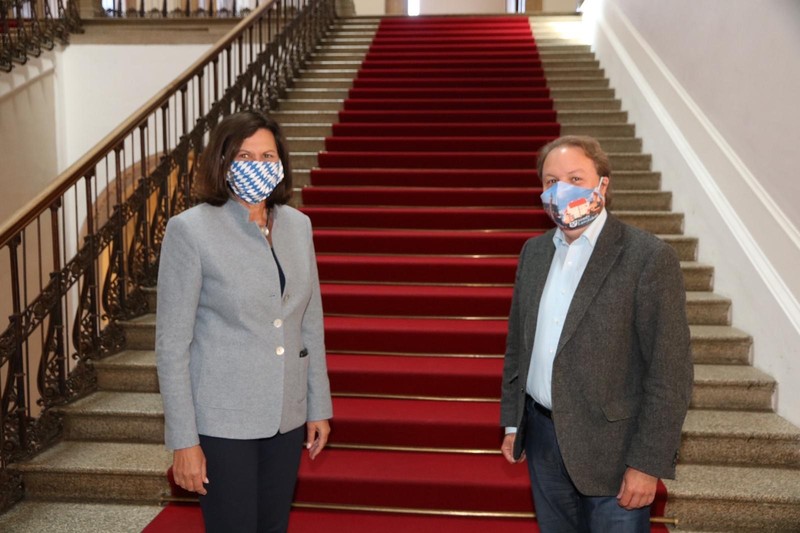 Auch in den Gebäuden des Bayerischen Landtags trägt man zum
Schutz Anderer eine Mund-Nasen-Maske. Hier Landtagspräsidentin
Ilse Aigner und Helmut Radlmeier.