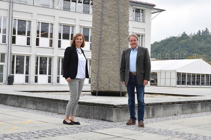 Landtagsabgeordneter Helmut Radlmeier zu Besuch bei Bayerns erster Hebamme mit Hochschulprofessur, Prof. Anne Wiedermann.