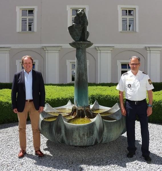 Eine enge Zusammenarbeit vereinbarten der neue Leiter der Polizei Landshut Robert Weber (r.) und Helmut Radlmeier.