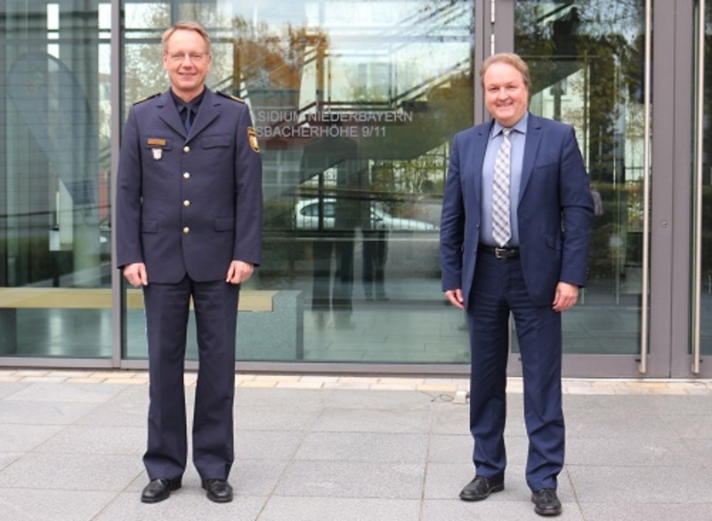 Helmut Radlmeier informierte sich bei Niederbayerns Polizeipräsidenten Manfred Jahn über die Arbeitsschwerpunkte
der Polizei im Regierungsbezirk.