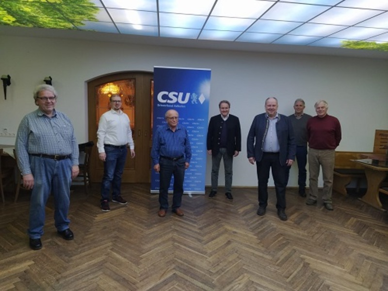 Den Abschluss der Ortshauptversammlungen machte die CSU Adlkofen. Bei den Neuwahlen wurde Bernhard Westermeier (3.v.r.) als Ortsvorsitzender bestätigt.
