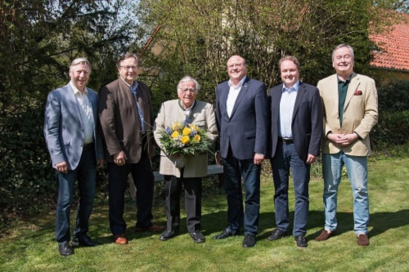 Vertreter der CSU gratulierten dem ehemaligen Bezirkstagspräsidenten
und Landshuter Stadtrat Manfred Hölzlein zum 80. Geburtstag.