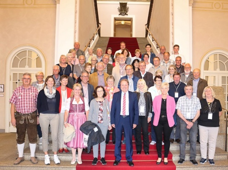 50 Bürgerinnen und Bürger aus der Region Landshut besuchten auf
Einladung des CSU-Landtagsabgeordneten Helmut Radlmeier den Bayerischen Landtag.