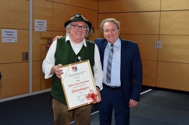 Seit 50 Jahren gibt es die Gemeinde Eching. Im Rahmen der Feierlichkeiten
zum Gemeindejubiläum wurde der langjährige CSU-Ortsvorsitzende
Alfred Kuttenlochner zum Ehrenbürger der Gemeinde ernannt.