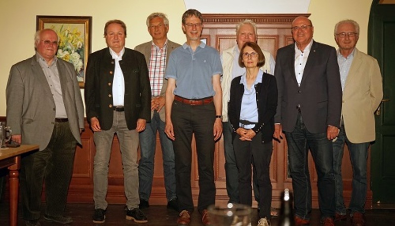 Der Kreisverband Landshut des Arbeitskreises für Hochschule und
Kultur hat seine Vorstandschaft neu gewählt. Max Tewes bleibt Kreisvorsitzender, Prof. Dr. Johann Hartl und Helmut Radlmeier sind seine
Stellvertreter.