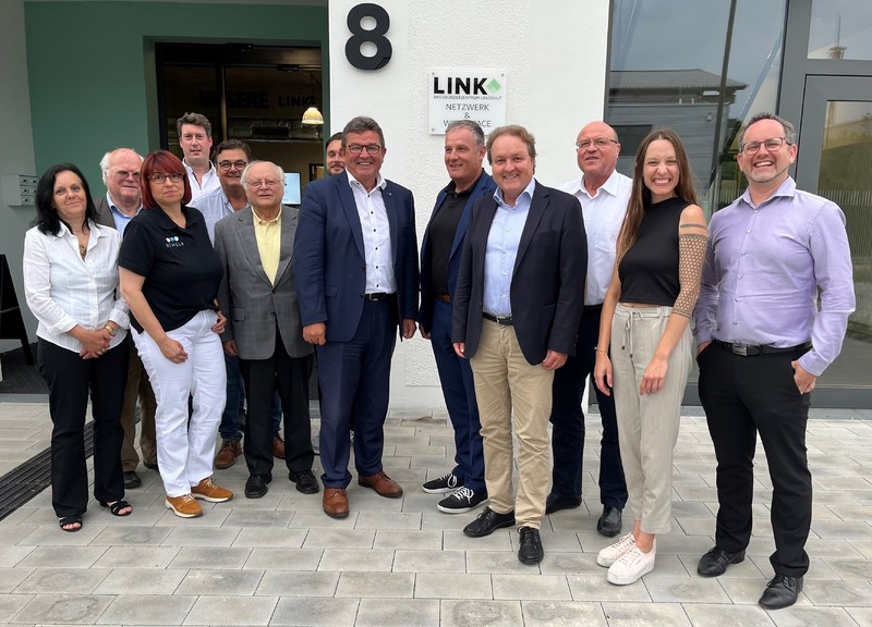 Zusammen mit der JU Landshut-Stadt besuchte die Landshuter Mit-
telstandsunion das Gründerzentrum LINK und sprach mit Gründern
über Start-ups und die heimische Wirtschaft. Foto: MU Landshut