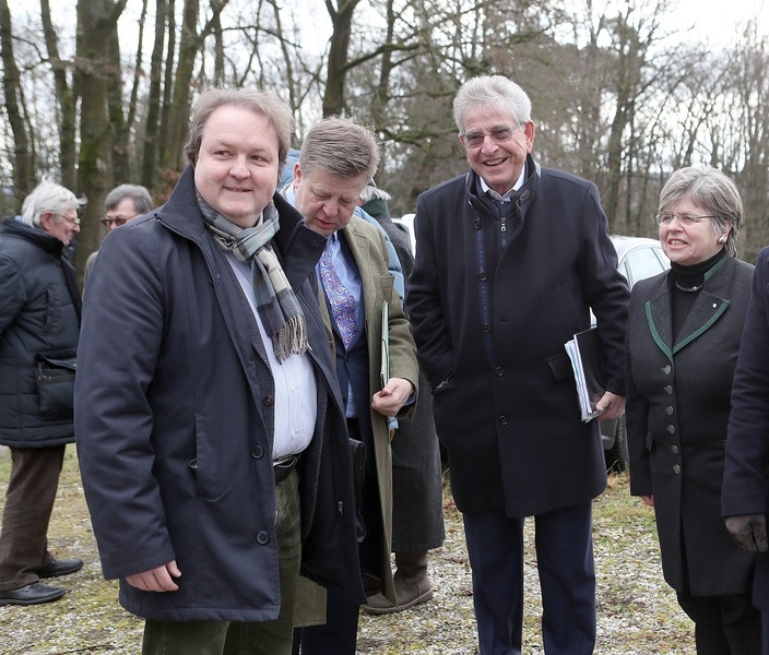 Zusammen mit den Landtags-Kollegen Dr. Thomas Goppel und Robert Brannekämper besichtigte Helmut Radlmeier mit dem Landesdenkmalrat das Anwesen Ganslberg des verstorbenen Künstlers Fritz Koenig. Besprochen wurde, wie man das Areal erhalten könne. 