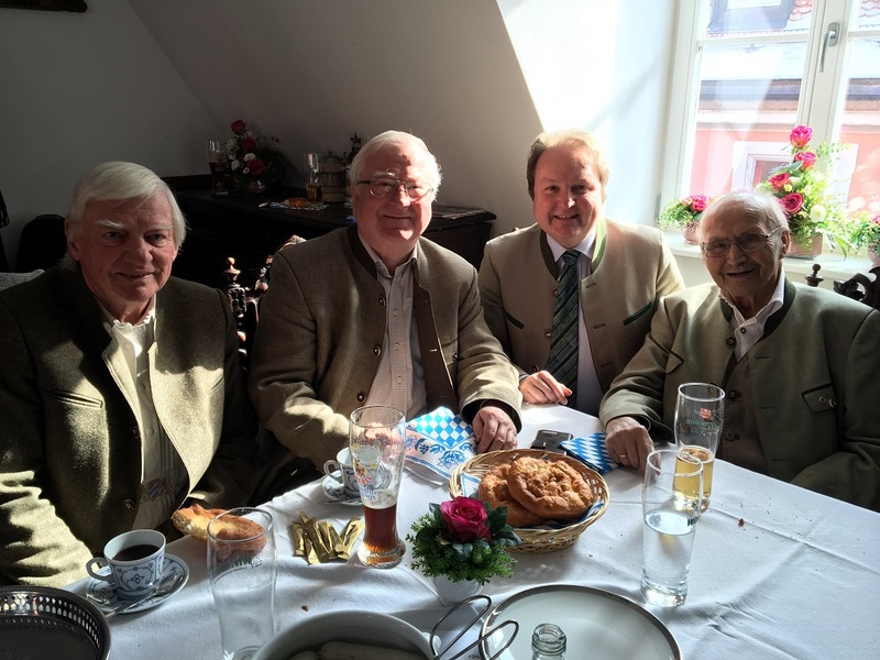 Dem Landshuter CSU-Urgestein Albin Schneider gratulierten Parteifreunde herzlich zu seinem 90. Geburtstag.