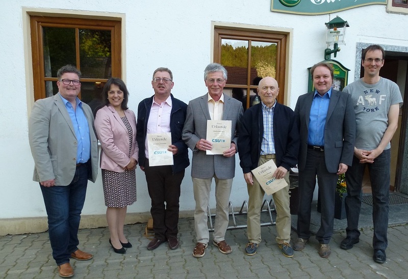 B15 neu, Gleichstromtrasse und vor allem neuer Wohnraum für die Gemeindebürger sprach Helmut Radlmeier bei der Hauptversammlung der CSU Essenbach an. Außerdem  wurden verdiente Mitglieder des Ortsverbandes geehrt.