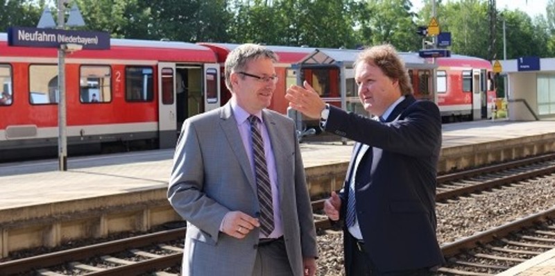 Der Bahnhof in Neufahrn soll aufgewertet werden, sind sich Josef Zellmeier (l.), Staatssekretär für Wohnen, Bau und Verkehr, und Helmut Radlmeier, Stimmkreisabgeordneter für die Region Landshut, einig.