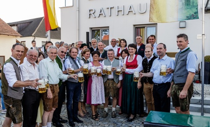 Gemeinsam mit Hohenthanns Bürgermeisterin Andrea Weiß eröffneten viele CSU-Amts- und Mandatsträger das Hohenthanner
Bierfest.