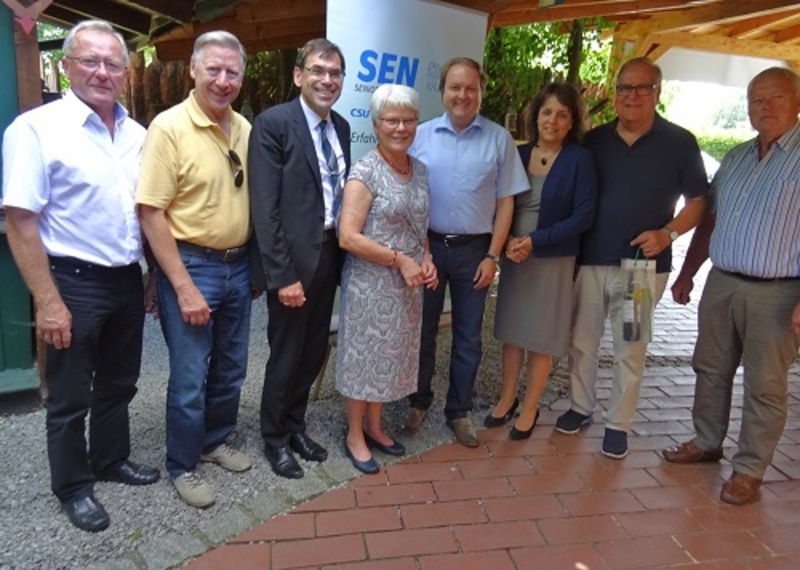 Mit Bezirksrätin Martina Hammerl und Prof. Dr. Ralph Pütz, dem Listenkandidaten für die Landtagswahl am 14. Oktober, besuchte Helmut Radlmeier das gut besuchte Sommerfest der Senioren Union Landshut-Land.