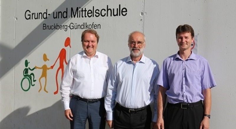 Freuen sich über die Förderung: Stimmkreisabgeordneter Helmut Radlmeier, Bruckbergs Bürgermeister Wilhelm Hutzenthaler und CSU-Ortsvorsitzender Bernhard Jauck.