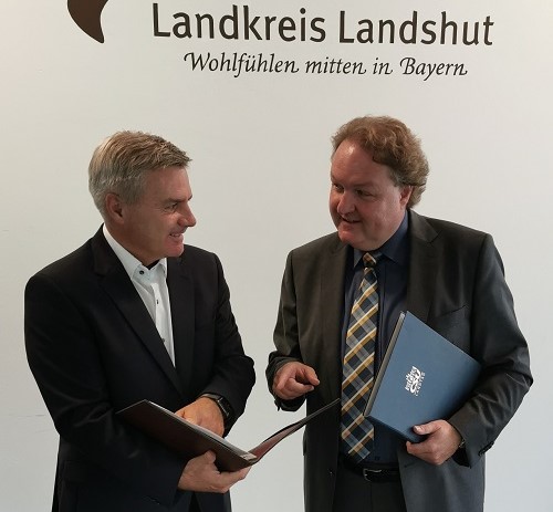  (v.l.): Landrat Peter Dreier und Landtagsabgeordneter Helmut Radlmeier sprechen sich für die Gründung eines Klinikverbundes in der Region Landshut aus.