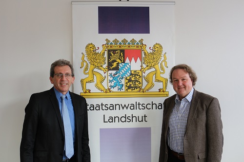 (v.r.): Über die Arbeit der Landshuter Staatsanwaltschaft informierte sich Landtagsabgeordneter Helmut Radlmeier (CSU) beim Leitenden Oberstaatsanwalt Georg Freutsmiedl.