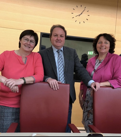  (v.l.): Die Landtagsabgeordneten Rosi Steinberger, Helmut Radlmeier und Ruth Müller werben gemeinsam für den Bürgerpreis des Bayerischen Landtags.